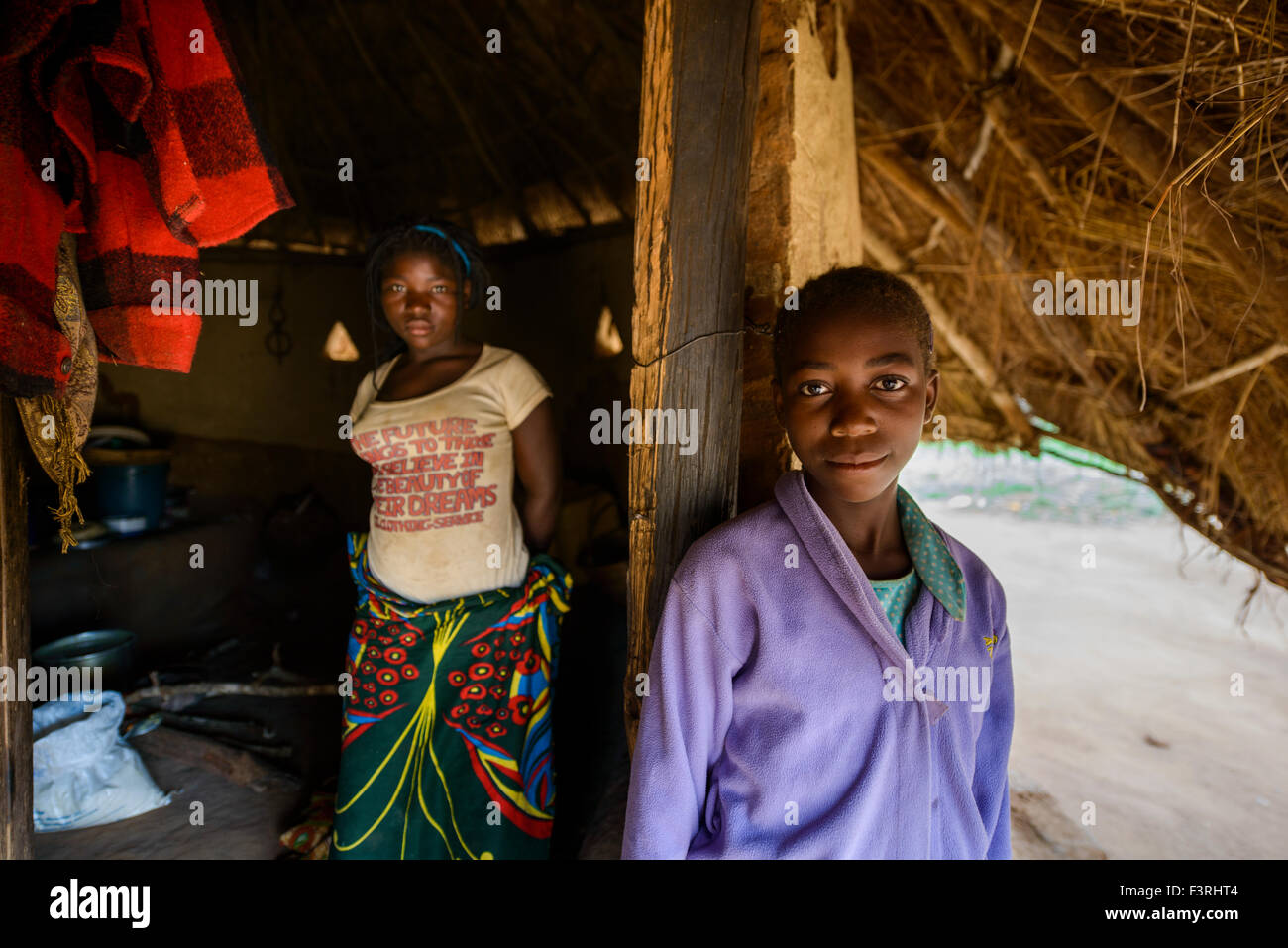 Junge Frauen vor ihren strohgedeckten Hütte, Mosambik, Afrika Stockfoto