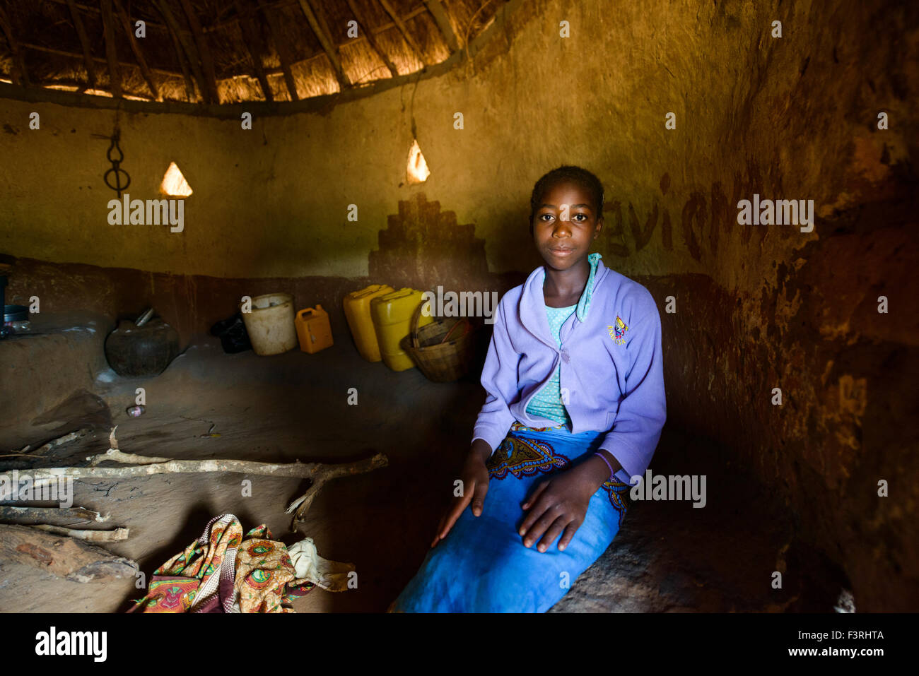 Junge Frau im traditionellen Strohhütte, Mosambik, Afrika Stockfoto
