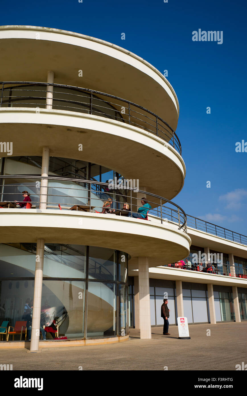 Balkon in der Sonne, De La Warr Pavilion, Bexhill, Sussex gebogen Stockfoto