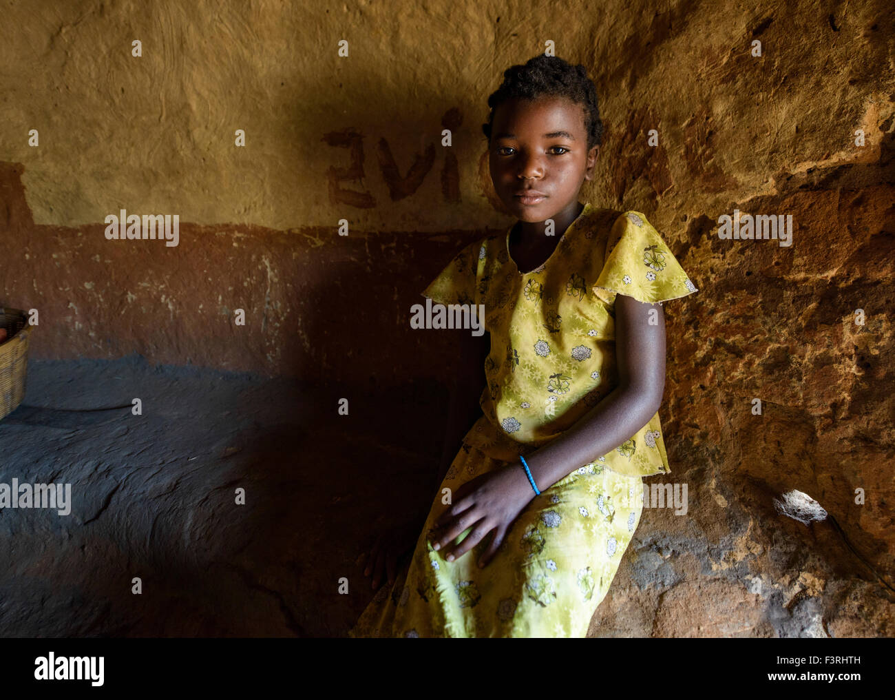 Mädchen sitzen im traditionellen Strohhütte, Mosambik, Afrika Stockfoto