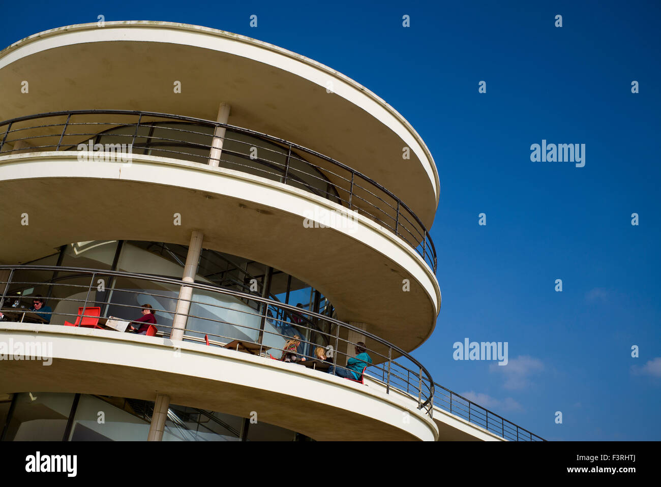 Balkon in der Sonne, De La Warr Pavilion, Bexhill, Sussex gebogen Stockfoto