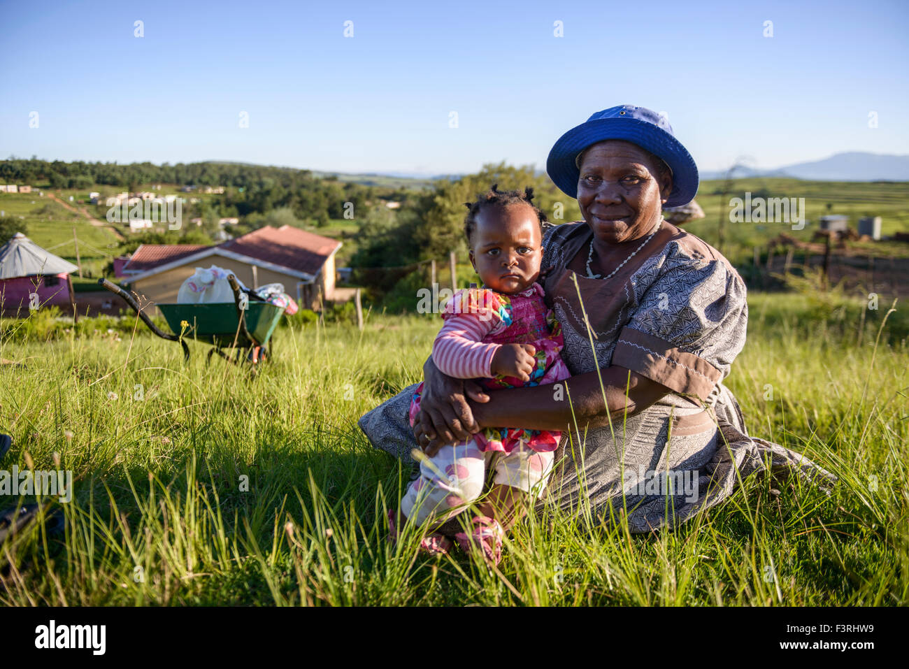 Ältere Frau mit Baby des Zulu-Stammes, Provinz KwaZulu-Natal, Südafrika Stockfoto