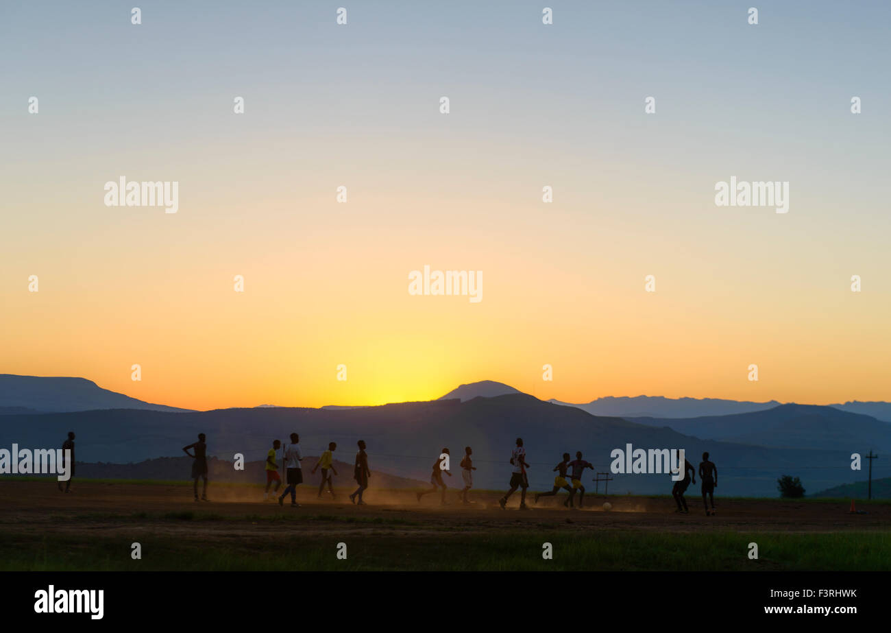 Fußballspiel im Sonnenuntergang, Provinz KwaZulu-Natal, Südafrika Stockfoto