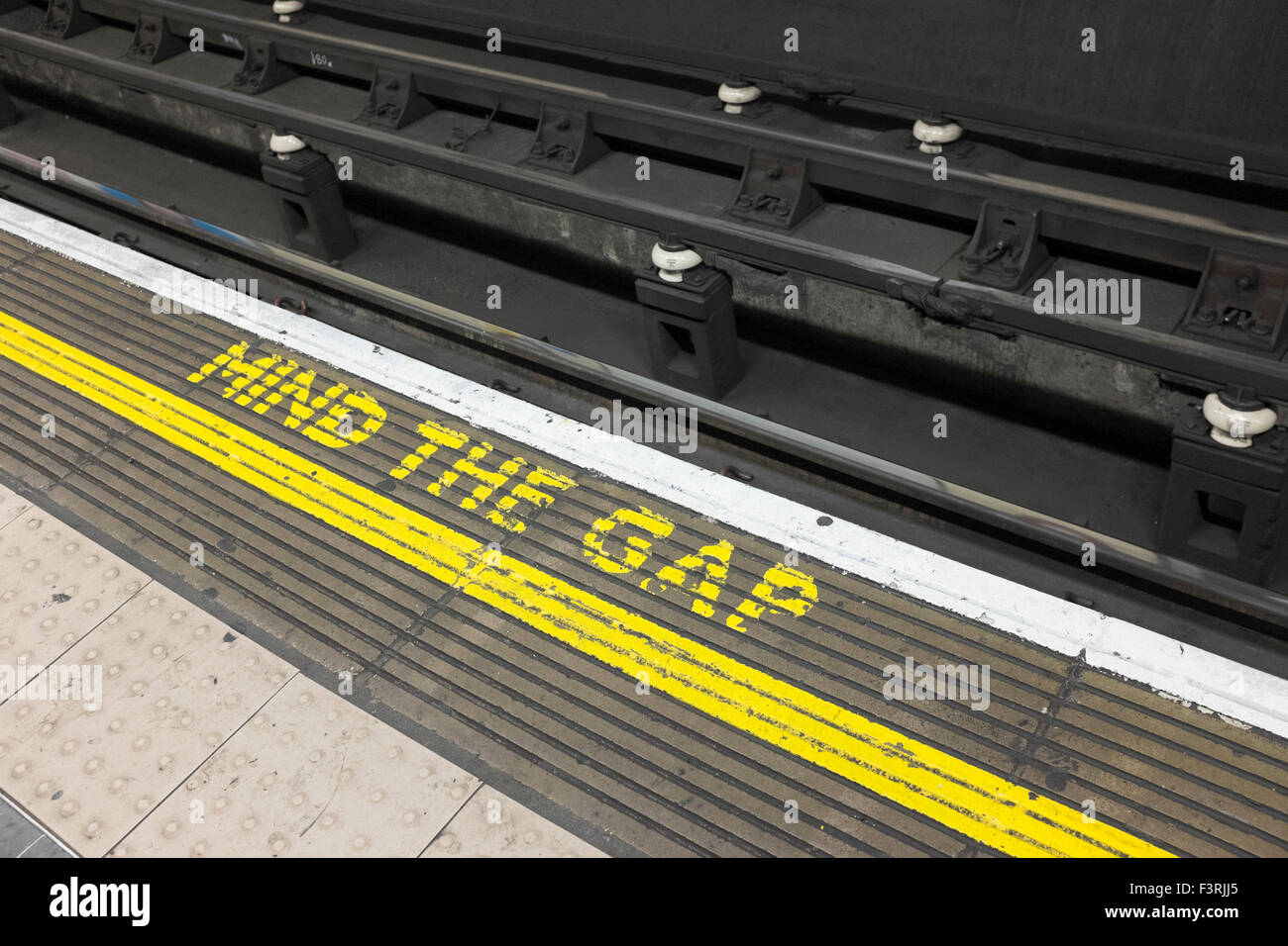 Warnung auf einer u-Bahn-Strecke, London, Vereinigtes Königreich Stockfoto