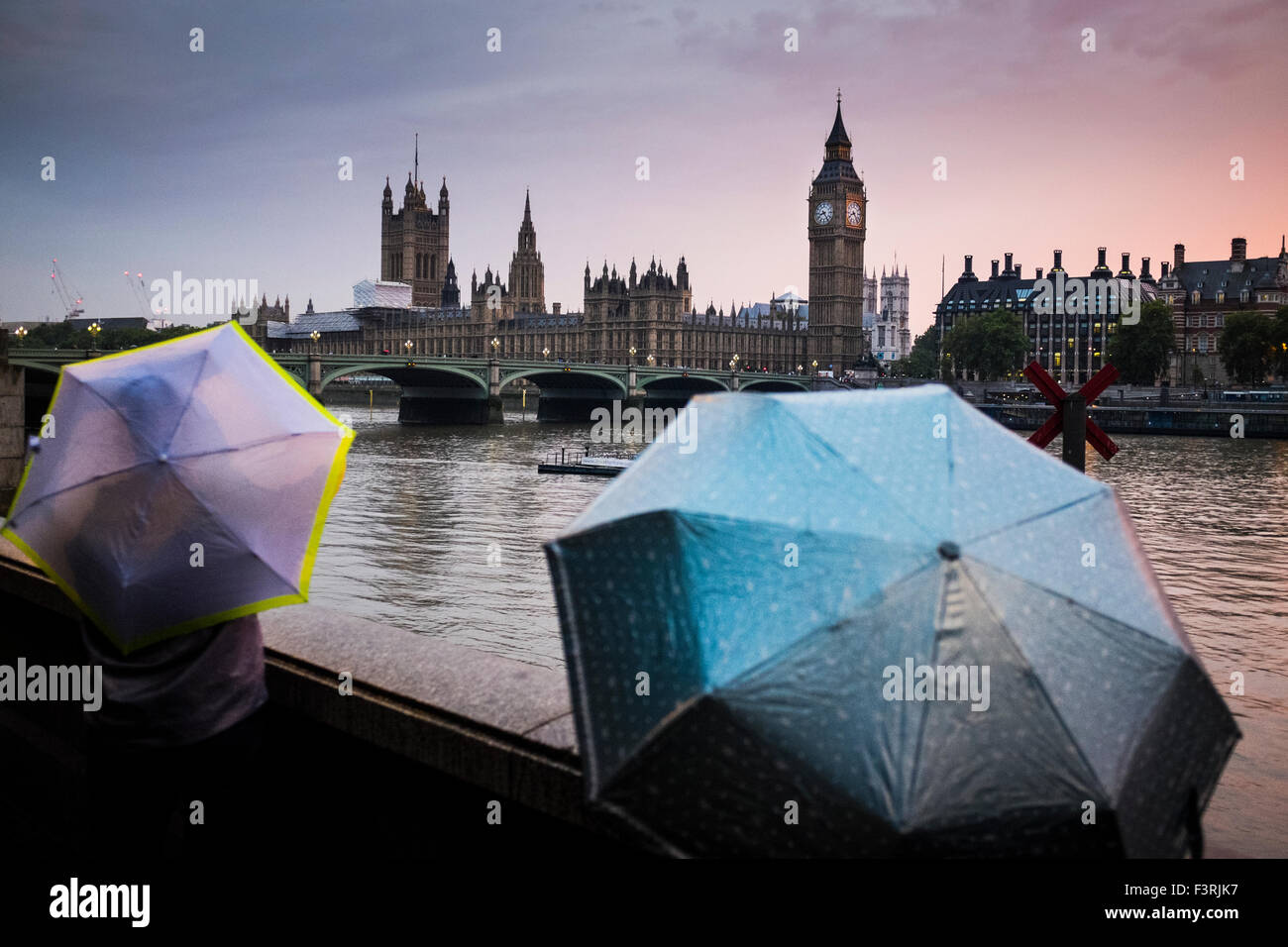 Westminster Bridge, Big Ben und Westminster Palace bei Regenwetter, London, Vereinigtes Königreich Stockfoto