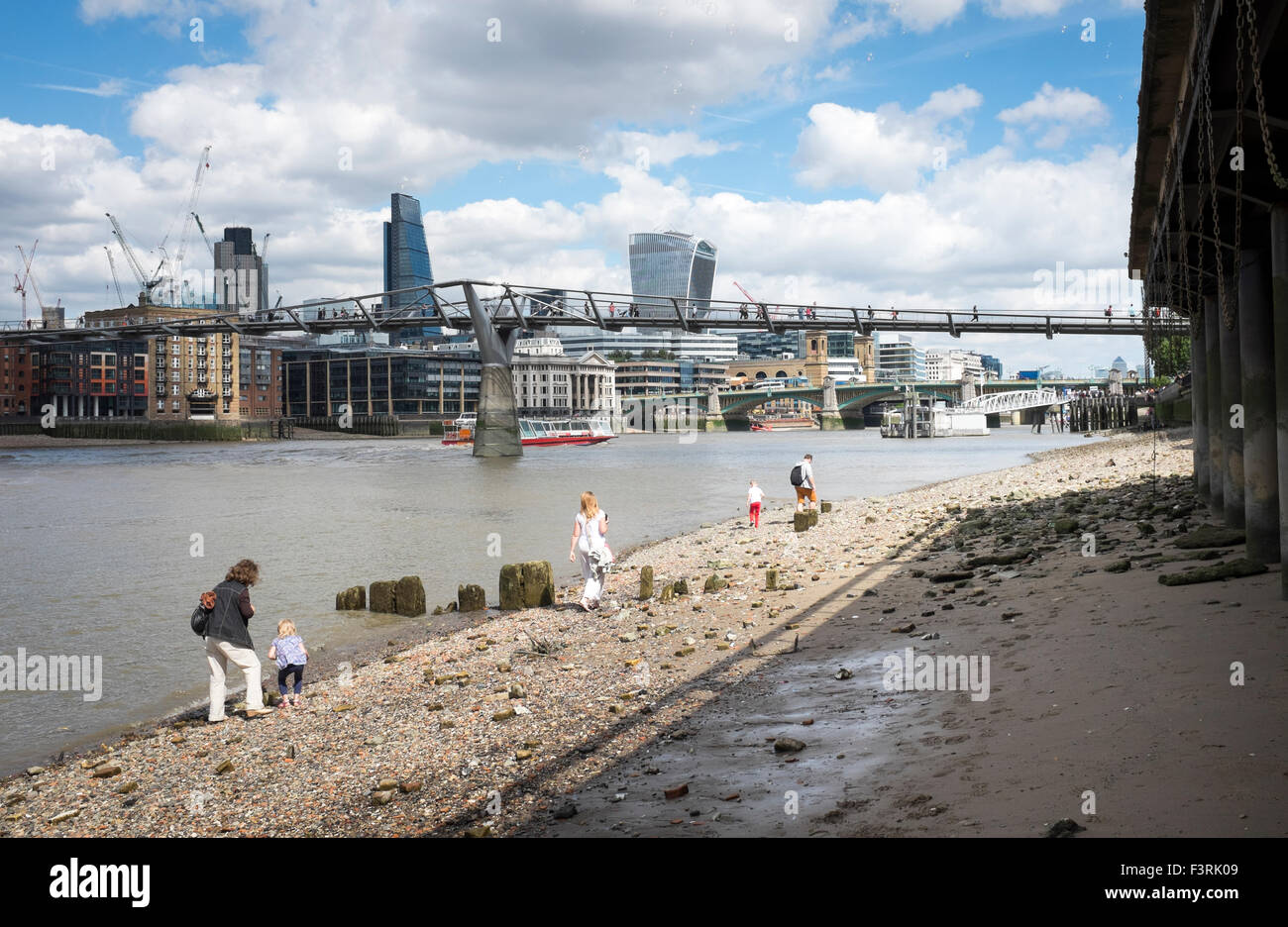 Menschen entlang der Themse, Southwark, London, Vereinigtes Königreich Stockfoto