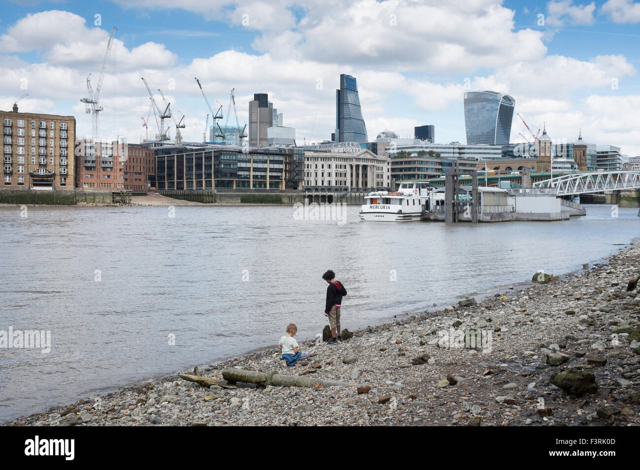 Kinder entlang der Themse, Southwark, London, Vereinigtes Königreich Stockfoto