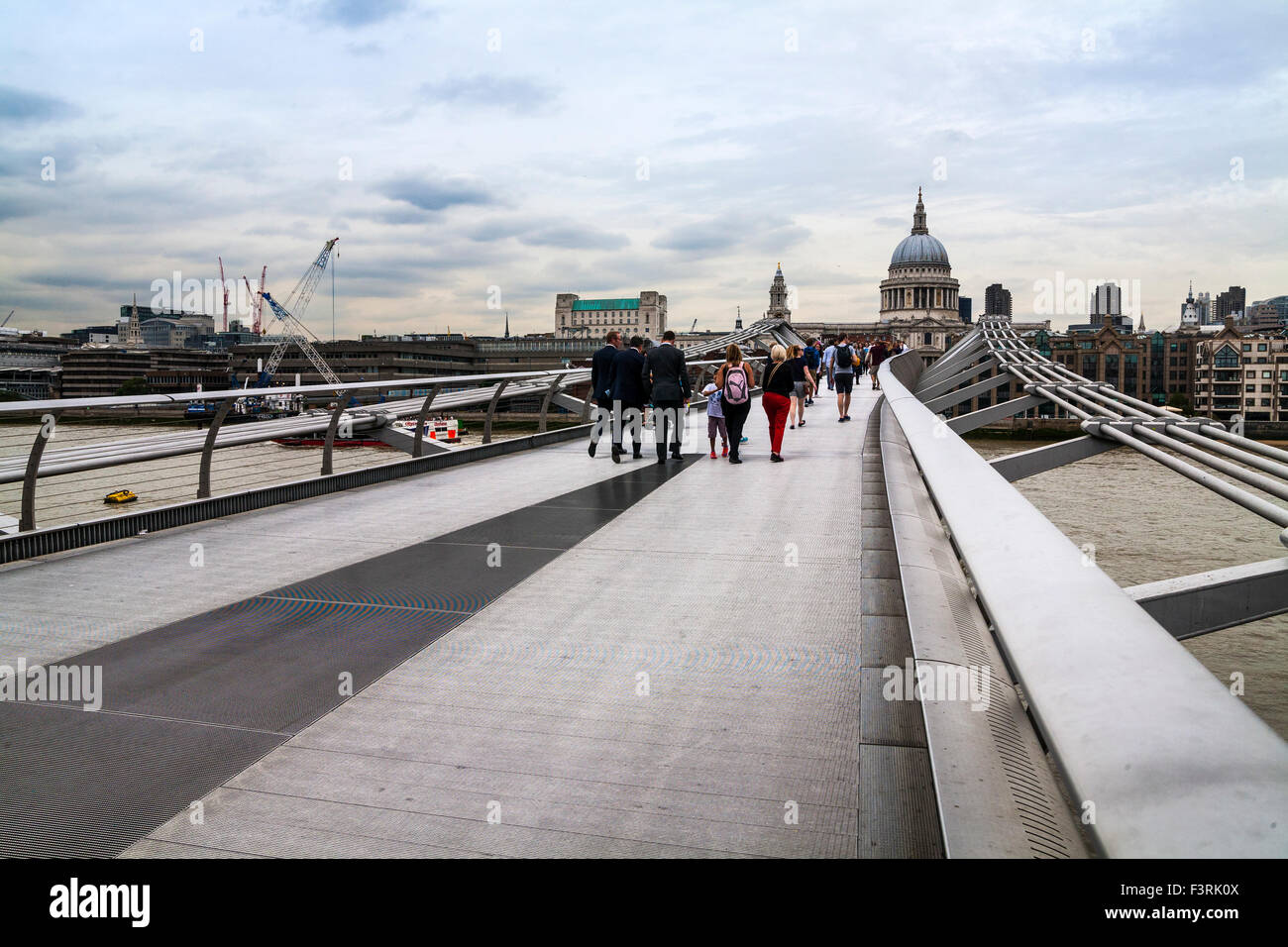 Millennium Bridge und St. Pauls Cathedral, London, Vereinigtes Königreich Stockfoto