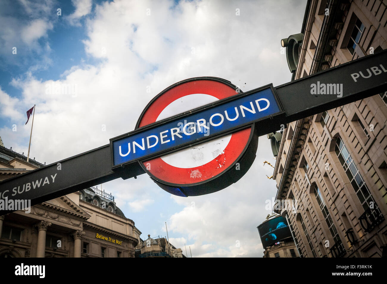 U-Bahn-Schild am Piccadilly Circus, London, Vereinigtes Königreich Stockfoto