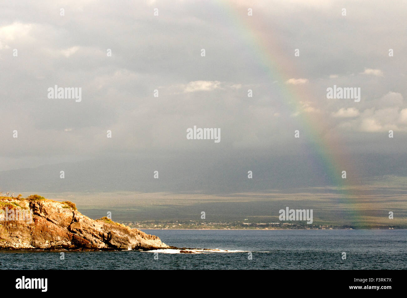 Regenbogen im Papawai Punkt. Maui. Hawaii. Die Pacific Whale Foundation bietet eine kostenlose Wal Walbeobachtung Informationen station Stockfoto