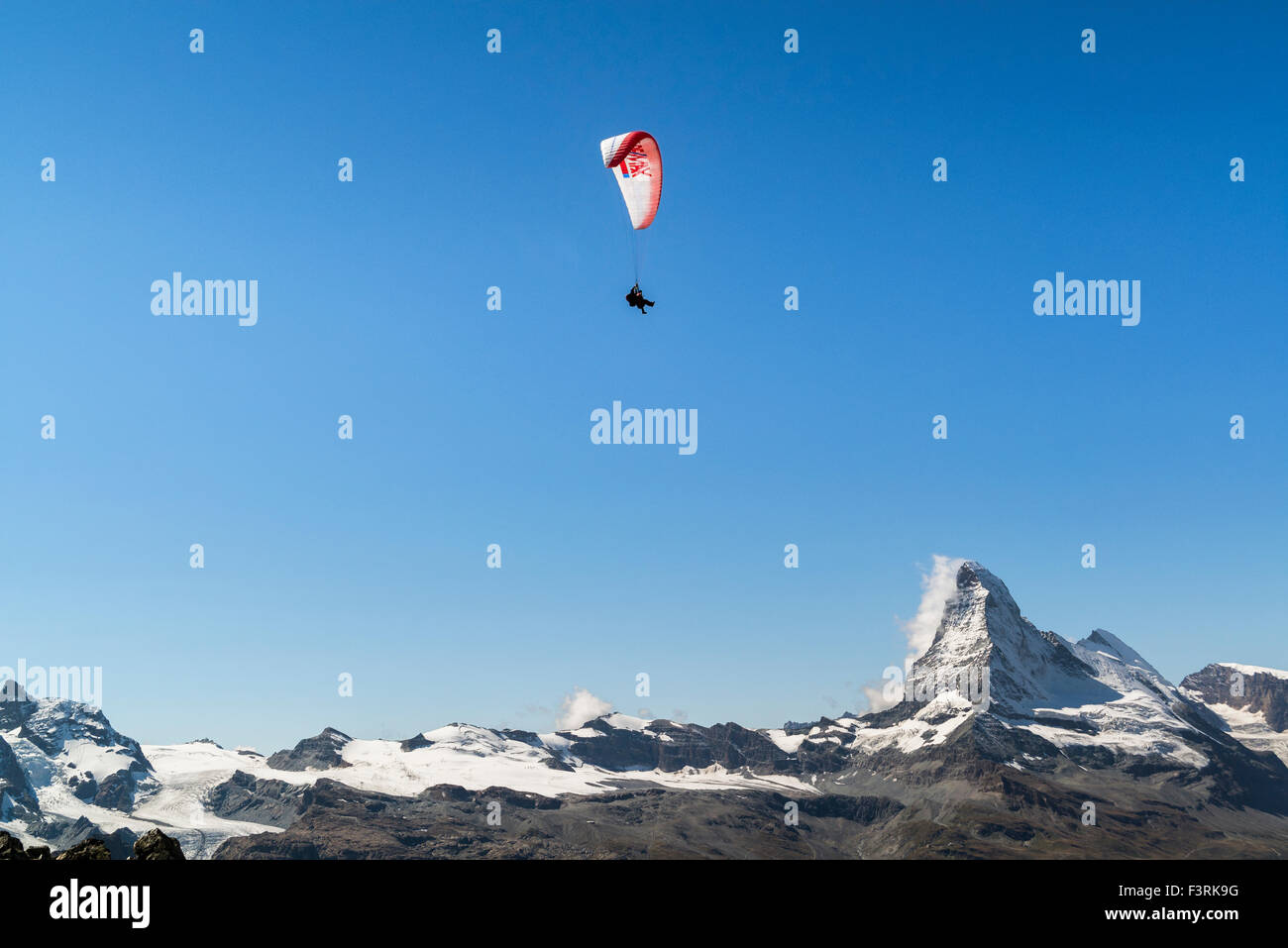 Gleitschirm über dem Matterhorn, Schweiz Stockfoto