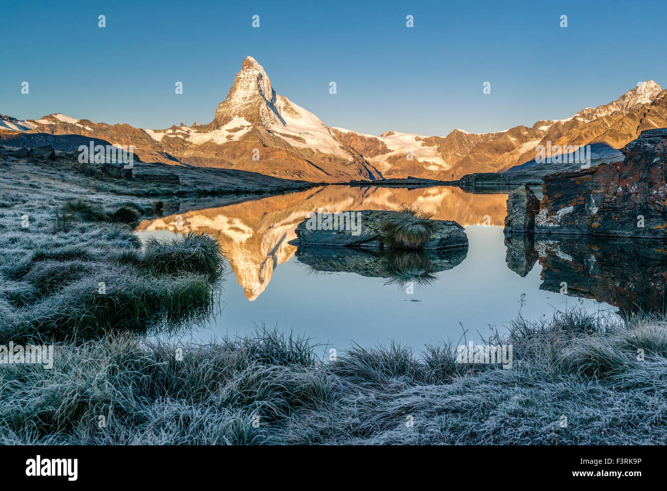 Spiegelbild des Matterhorns im Stellisee mit Raureif, Schweiz Stockfoto