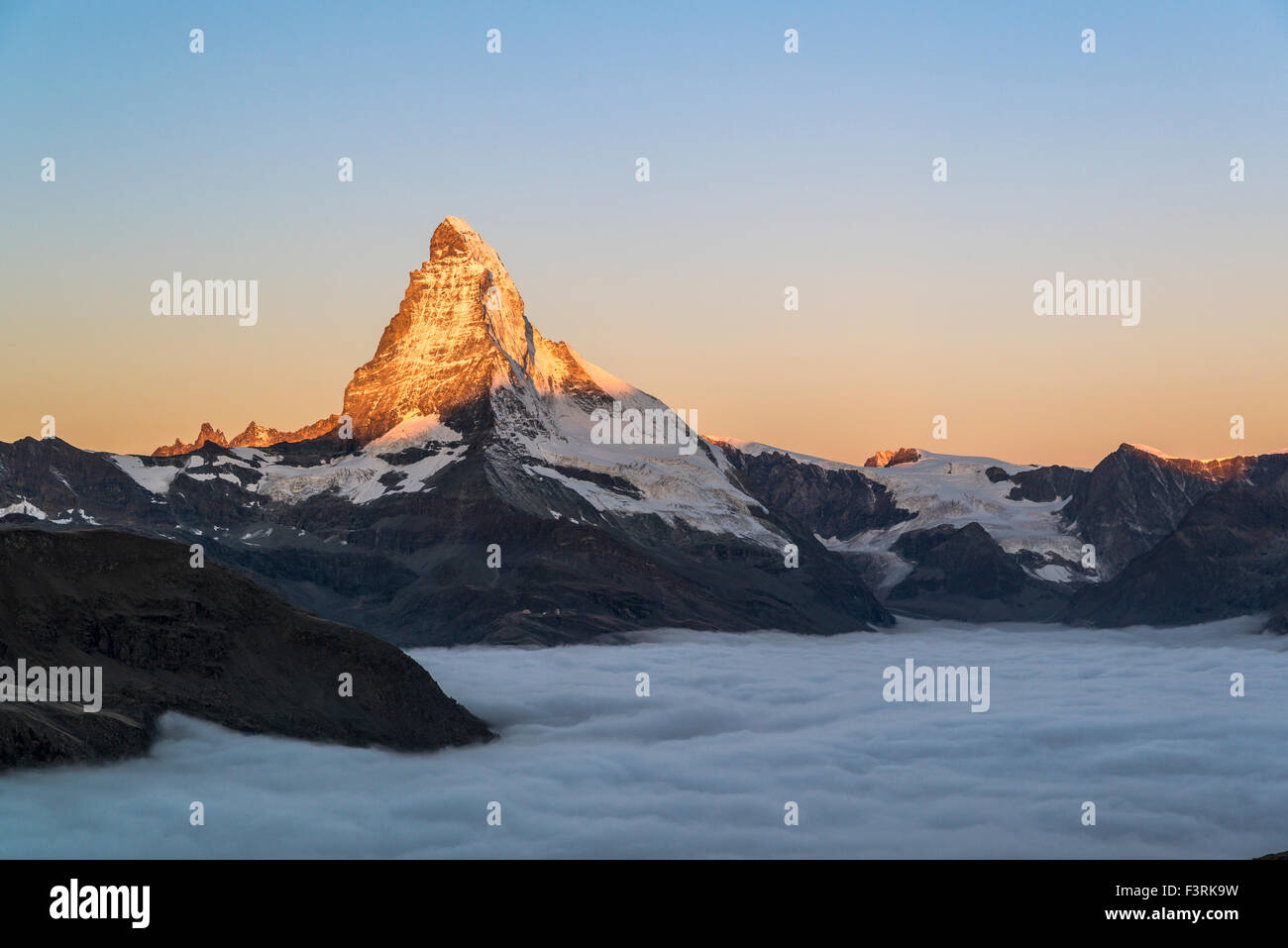 Matterhorn mit Wolken bei Sonnenaufgang, Schweiz Stockfoto