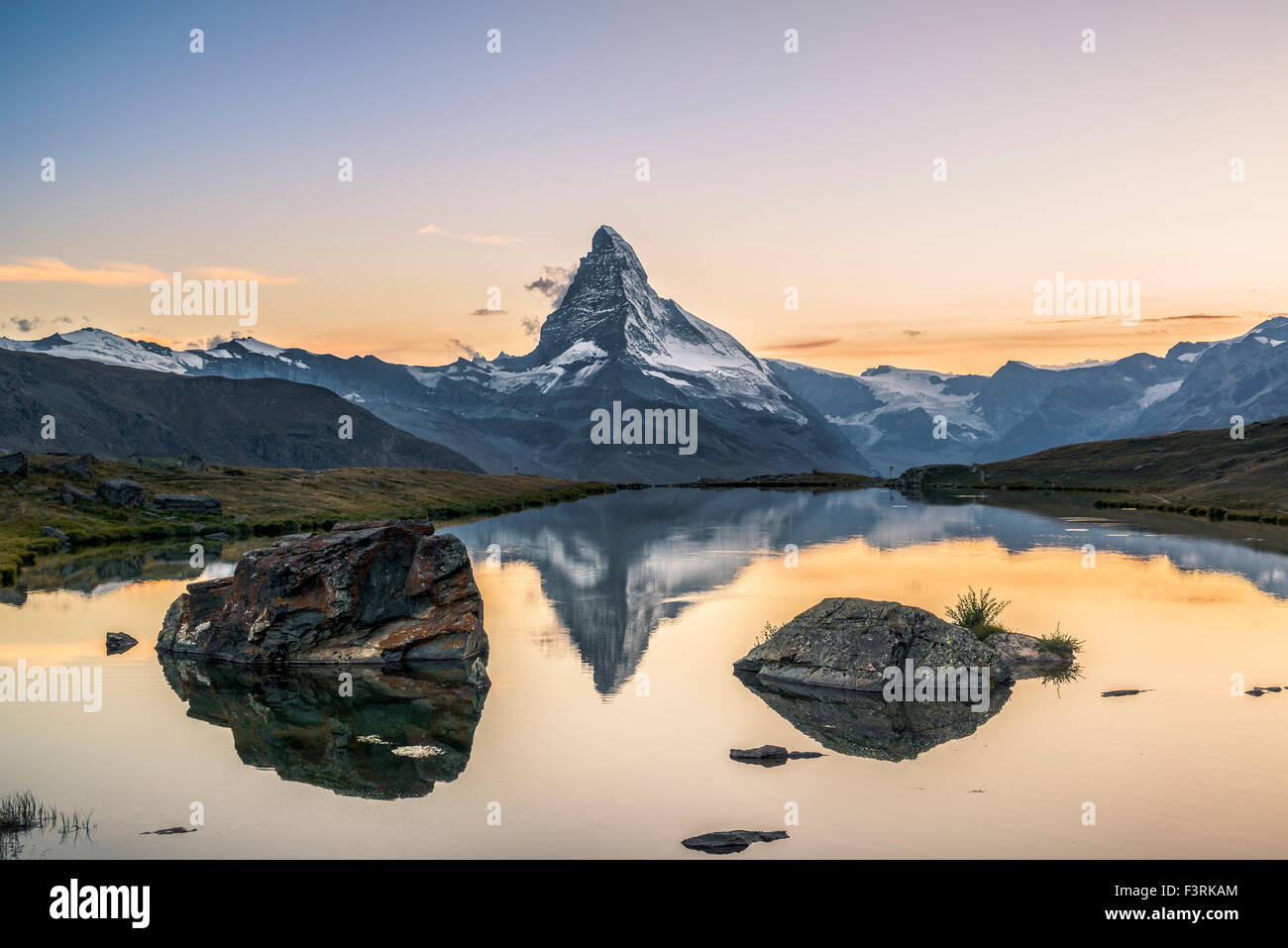 Das Matterhorn spiegelt sich in Stellisee bei Sonnenuntergang Stockfoto