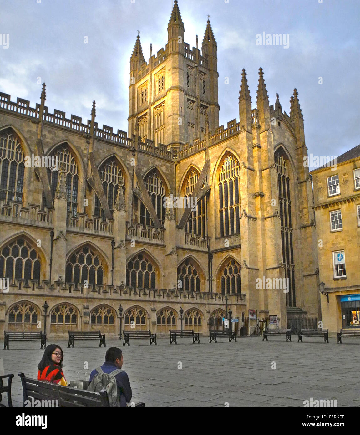 Die golden Bath-Stein von Bath Abbey leuchtet in der Nachmittagssonne. Stockfoto