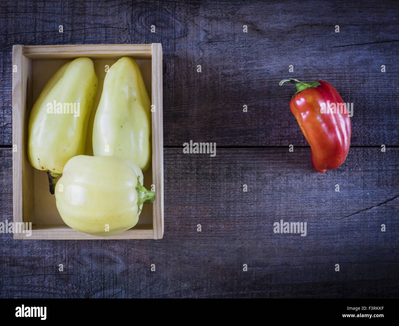 10. Oktober 2015 - Paprika in Holzkiste © Igor Goiovniov/ZUMA Draht/Alamy Live News Stockfoto