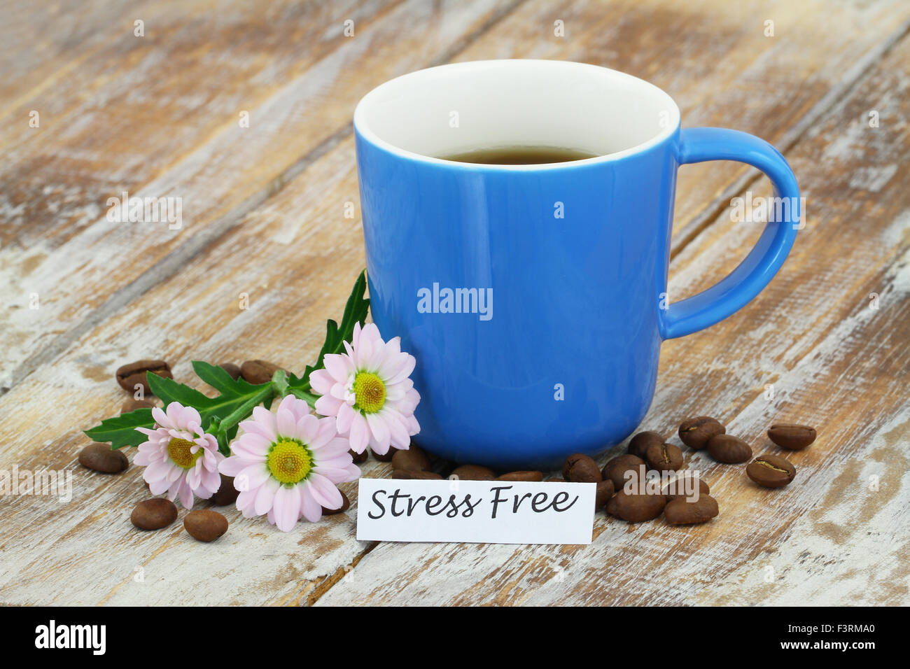 Tasse Kaffee auf rustikalen Holzoberfläche mit Zettel, "stressfrei" Stockfoto