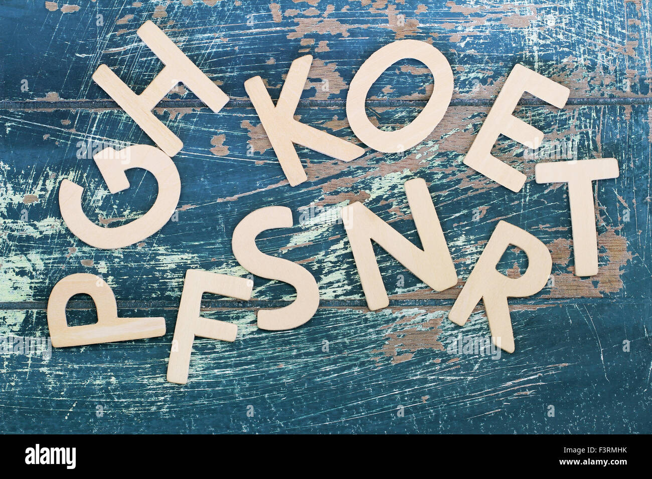 Zufällige Buchstaben des Alphabets auf rustikalen Holzoberfläche verstreut Stockfoto