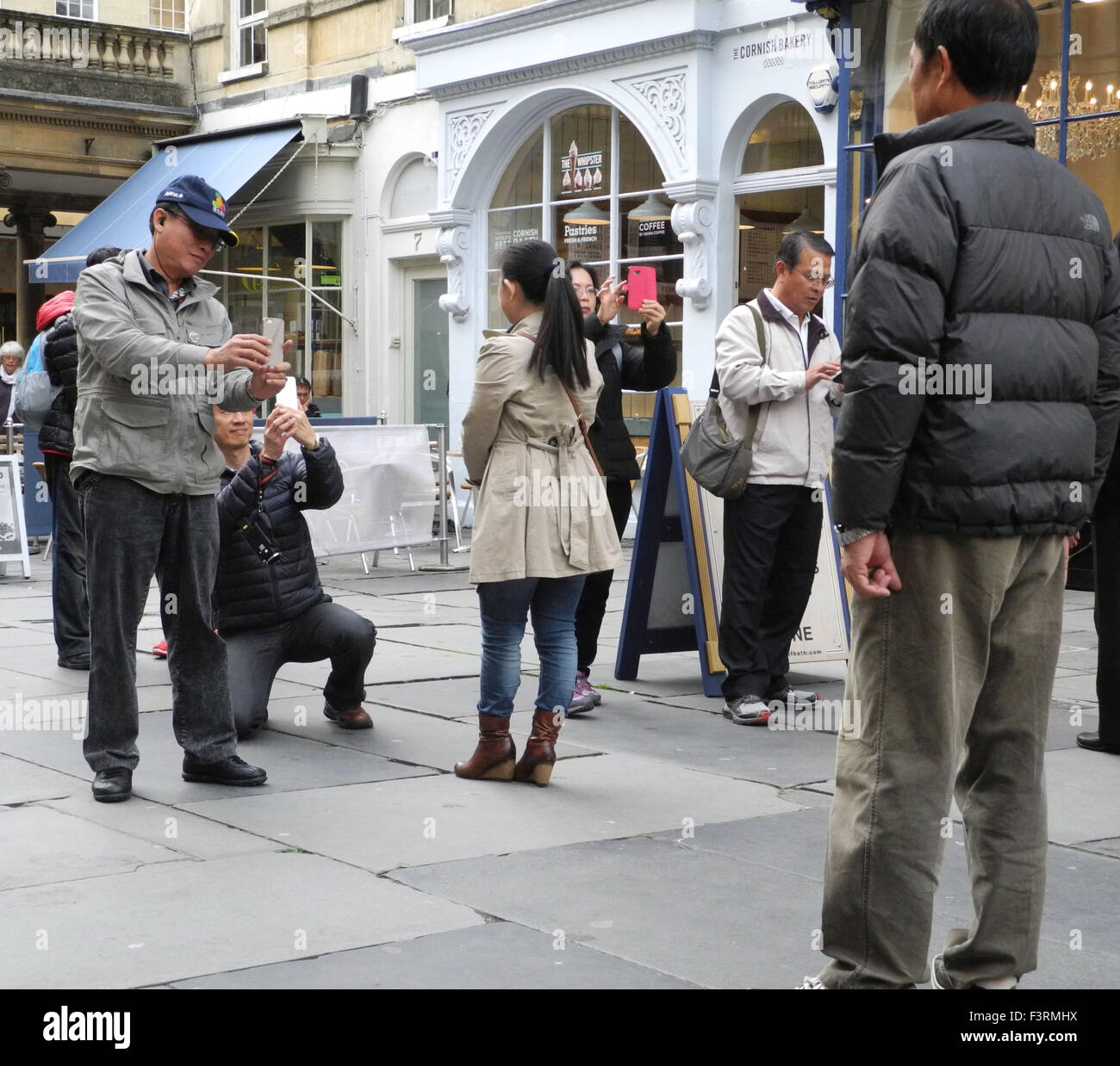 Die georgische Stadt Bath zieht ausländische Besucher oder Touristen, die endlosen fotografieren ihre Fahrt aufnehmen. Dies sind außerhalb der Roman Baths Bath. Stockfoto