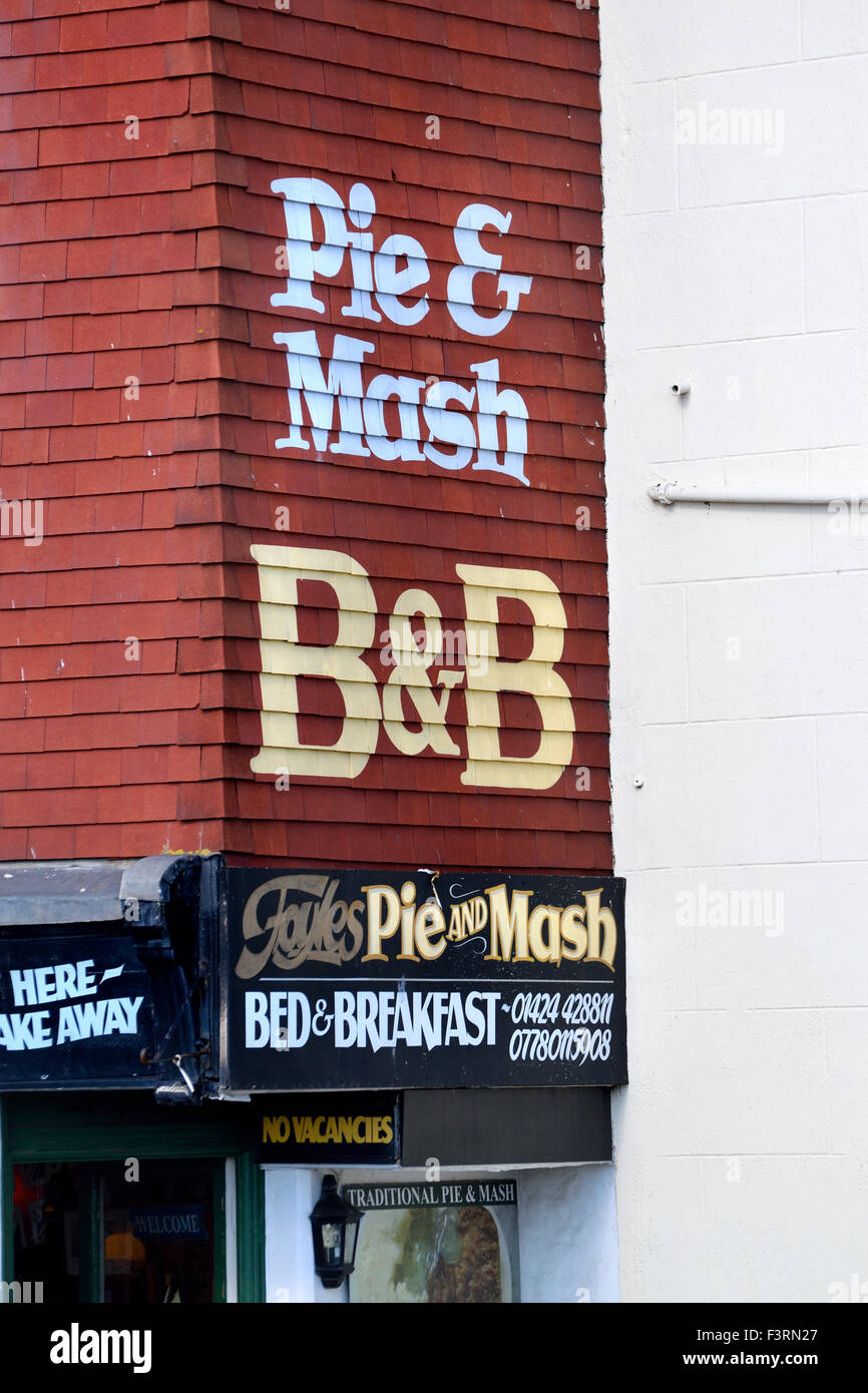 Hastings, East Sussex, England, UK. Pie and Mash shop / Bed &amp; Breakfast direkt am Meer Stockfoto