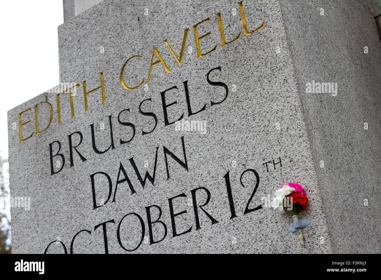 London, UK. 12. Oktober 2015. Floral Hommagen an der Statue von Edith Cavell, eine britische Krankenschwester im 1. Weltkrieg Alliierte und deutsche verwundete Personal zu behandeln und war anlässlich die Hundertjahrfeier seit ihrer Hinrichtung von der deutschen Armee wegen Hochverrats Credit: Amer Ghazzal/Alamy Live-Nachrichten Stockfoto