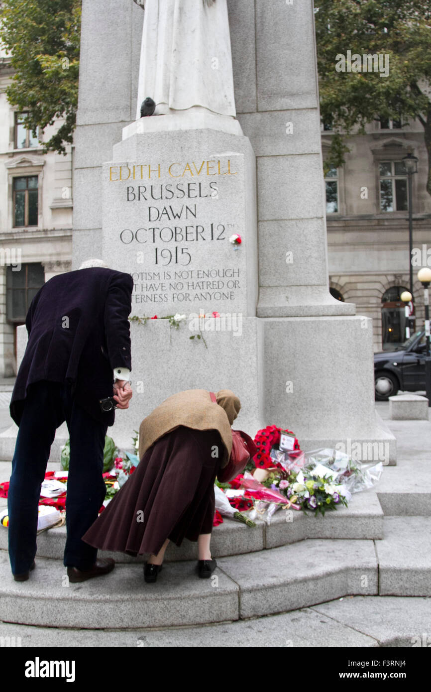London, UK. 12. Oktober 2015. Floral Hommagen an der Statue von Edith Cavell, eine britische Krankenschwester im 1. Weltkrieg Alliierte und deutsche verwundete Personal zu behandeln und war anlässlich die Hundertjahrfeier seit ihrer Hinrichtung von der deutschen Armee wegen Hochverrats Credit: Amer Ghazzal/Alamy Live-Nachrichten Stockfoto