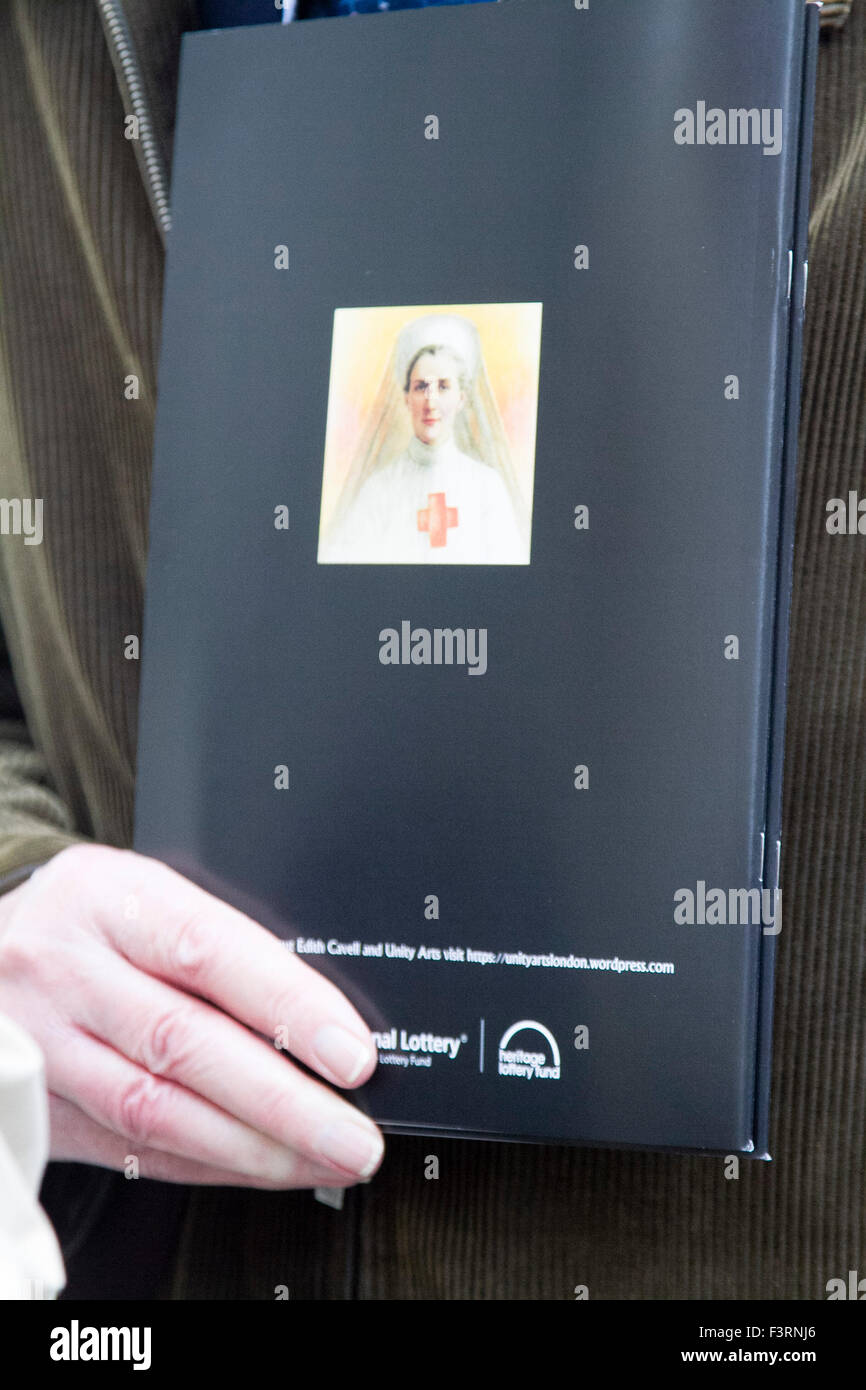 London, UK. 12. Oktober 2015. Floral Hommagen an der Statue von Edith Cavell, eine britische Krankenschwester im 1. Weltkrieg Alliierte und deutsche verwundete Personal zu behandeln und war anlässlich die Hundertjahrfeier seit ihrer Hinrichtung von der deutschen Armee wegen Hochverrats Credit: Amer Ghazzal/Alamy Live-Nachrichten Stockfoto