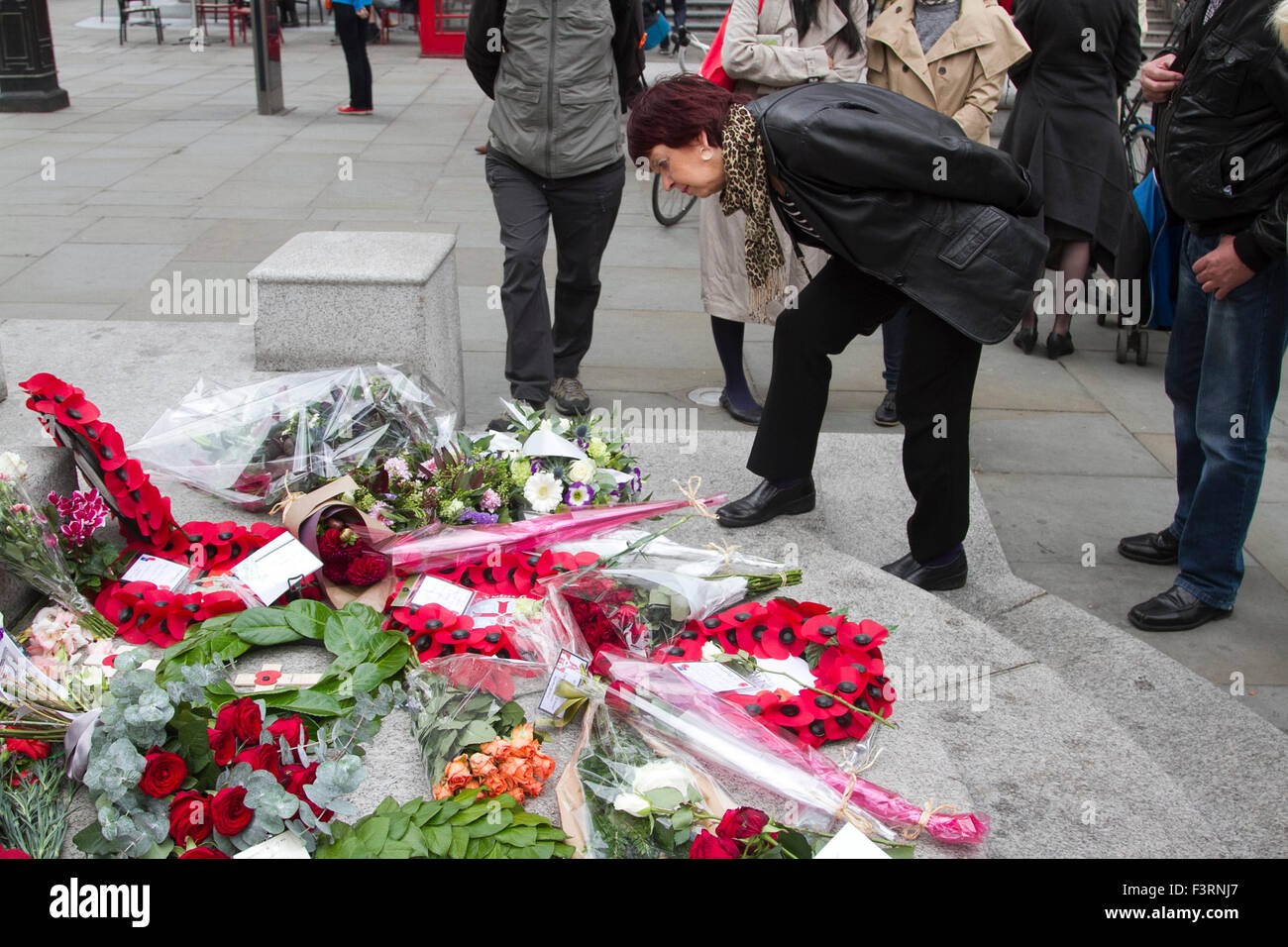London, UK. 12. Oktober 2015. Floral Hommagen an der Statue von Edith Cavell, eine britische Krankenschwester im 1. Weltkrieg Alliierte und deutsche verwundete Personal zu behandeln und war anlässlich die Hundertjahrfeier seit ihrer Hinrichtung von der deutschen Armee wegen Hochverrats Credit: Amer Ghazzal/Alamy Live-Nachrichten Stockfoto