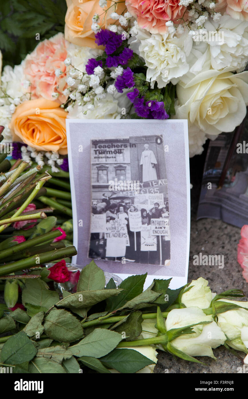 London, UK. 12. Oktober 2015. Floral Hommagen an der Statue von Edith Cavell, eine britische Krankenschwester im 1. Weltkrieg Alliierte und deutsche verwundete Personal zu behandeln und war anlässlich die Hundertjahrfeier seit ihrer Hinrichtung von der deutschen Armee wegen Hochverrats Credit: Amer Ghazzal/Alamy Live-Nachrichten Stockfoto