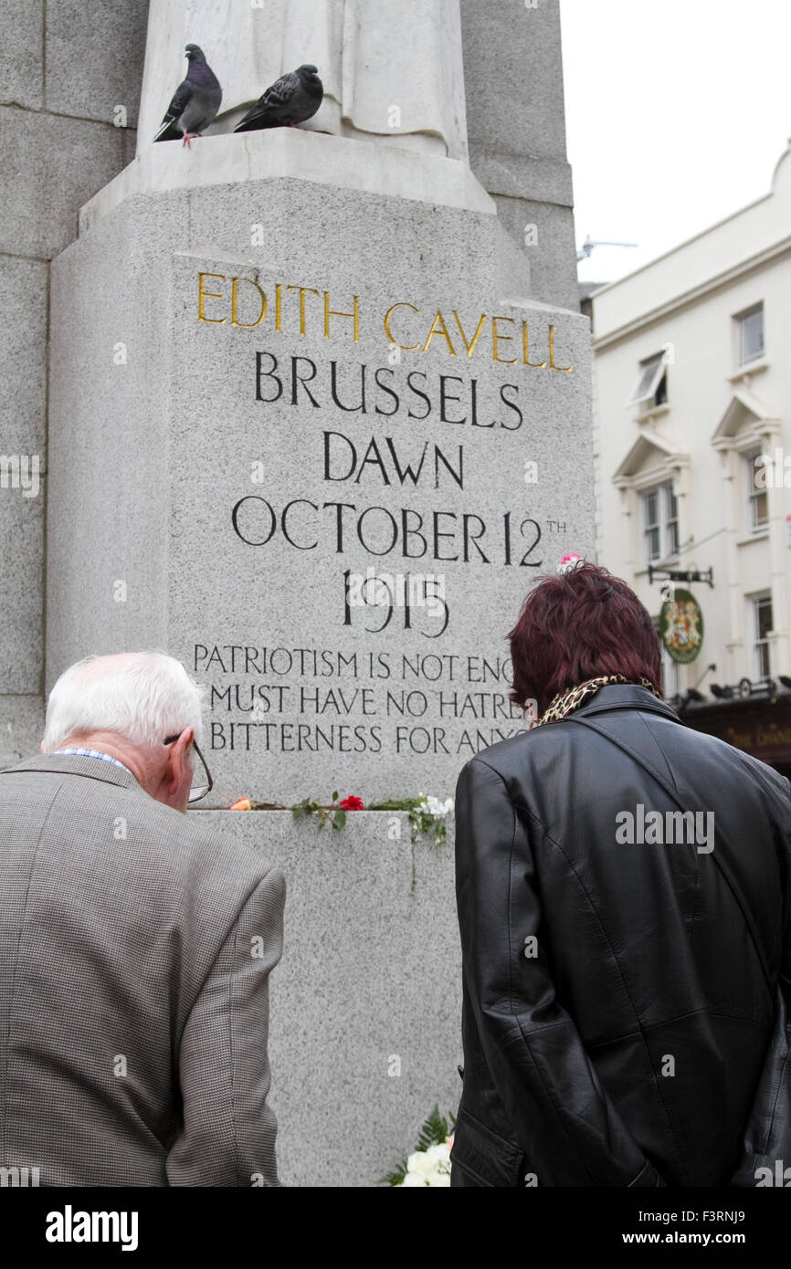 London, UK. 12. Oktober 2015. Floral Hommagen an der Statue von Edith Cavell, eine britische Krankenschwester im 1. Weltkrieg Alliierte und deutsche verwundete Personal zu behandeln und war anlässlich die Hundertjahrfeier seit ihrer Hinrichtung von der deutschen Armee wegen Hochverrats Credit: Amer Ghazzal/Alamy Live-Nachrichten Stockfoto