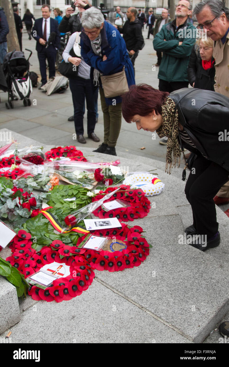 London, UK. 12. Oktober 2015. Floral Hommagen an der Statue von Edith Cavell, eine britische Krankenschwester im 1. Weltkrieg Alliierte und deutsche verwundete Personal zu behandeln und war anlässlich die Hundertjahrfeier seit ihrer Hinrichtung von der deutschen Armee wegen Hochverrats Credit: Amer Ghazzal/Alamy Live-Nachrichten Stockfoto