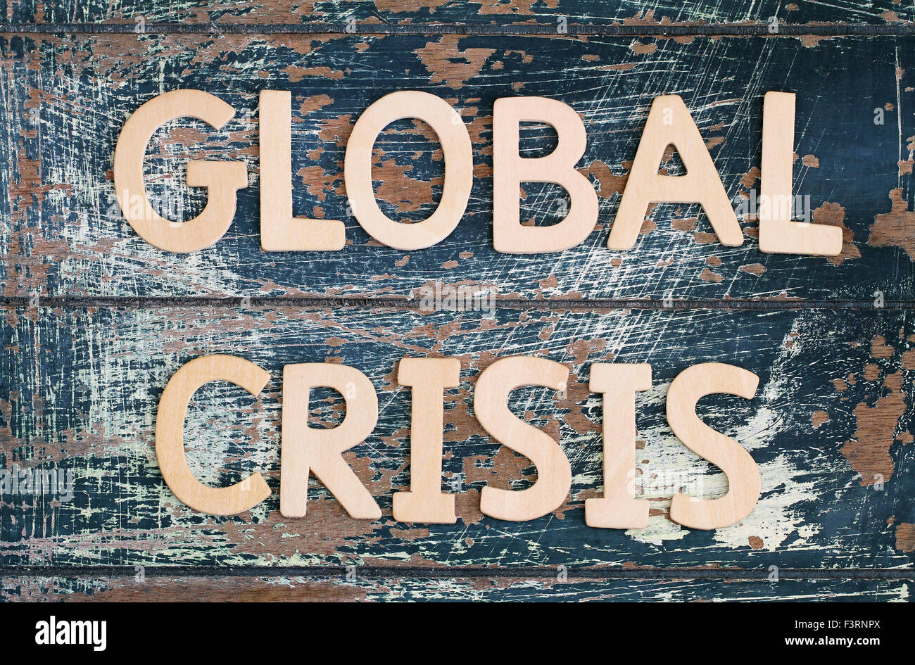 Globale Krise geschrieben am rustikalen Holzoberfläche Stockfoto