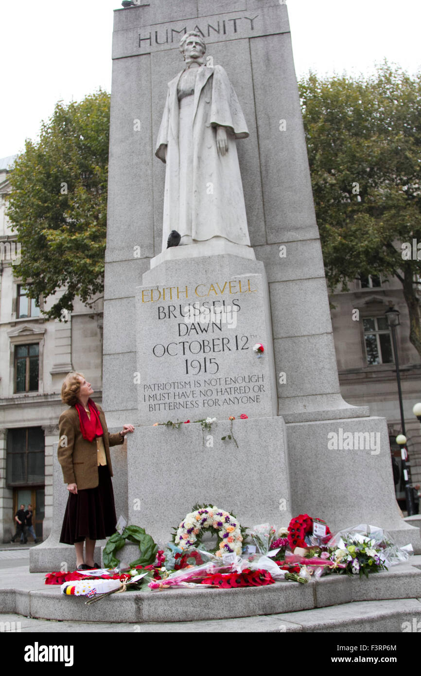 London, UK, 12. Oktober 2015. Floral Hommagen an der Statue von Edith Cavell, eine britische Krankenschwester im 1. Weltkrieg Alliierte und deutsche verwundete Personal zu behandeln und war anlässlich die Hundertjahrfeier seit ihrer Hinrichtung von der deutschen Armee wegen Hochverrats Credit: Amer Ghazzal/Alamy Live-Nachrichten Stockfoto