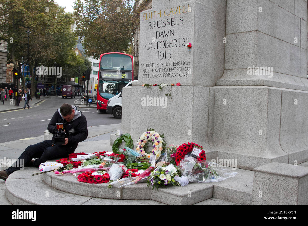 London, UK, 12. Oktober 2015. Floral Hommagen an der Statue von Edith Cavell, eine britische Krankenschwester im 1. Weltkrieg Alliierte und deutsche verwundete Personal zu behandeln und war anlässlich die Hundertjahrfeier seit ihrer Hinrichtung von der deutschen Armee wegen Hochverrats Credit: Amer Ghazzal/Alamy Live-Nachrichten Stockfoto