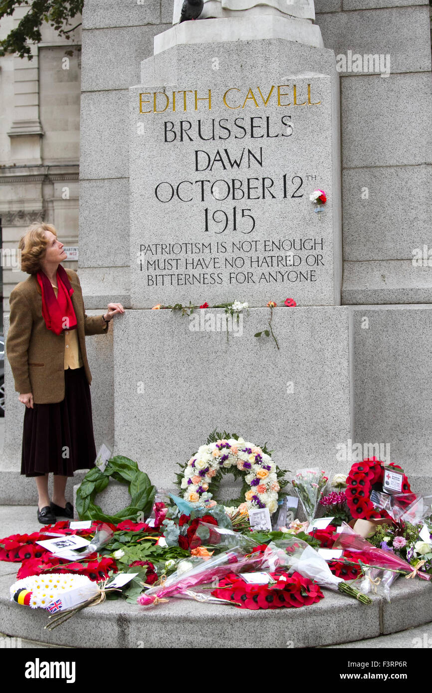 London, UK, 12. Oktober 2015. Floral Hommagen an der Statue von Edith Cavell, eine britische Krankenschwester im 1. Weltkrieg Alliierte und deutsche verwundete Personal zu behandeln und war anlässlich die Hundertjahrfeier seit ihrer Hinrichtung von der deutschen Armee wegen Hochverrats Credit: Amer Ghazzal/Alamy Live-Nachrichten Stockfoto
