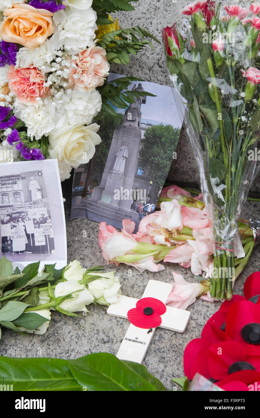 London, UK, 12. Oktober 2015. Floral Hommagen an der Statue von Edith Cavell, eine britische Krankenschwester im 1. Weltkrieg Alliierte und deutsche verwundete Personal zu behandeln und war anlässlich die Hundertjahrfeier seit ihrer Hinrichtung von der deutschen Armee wegen Hochverrats Credit: Amer Ghazzal/Alamy Live-Nachrichten Stockfoto