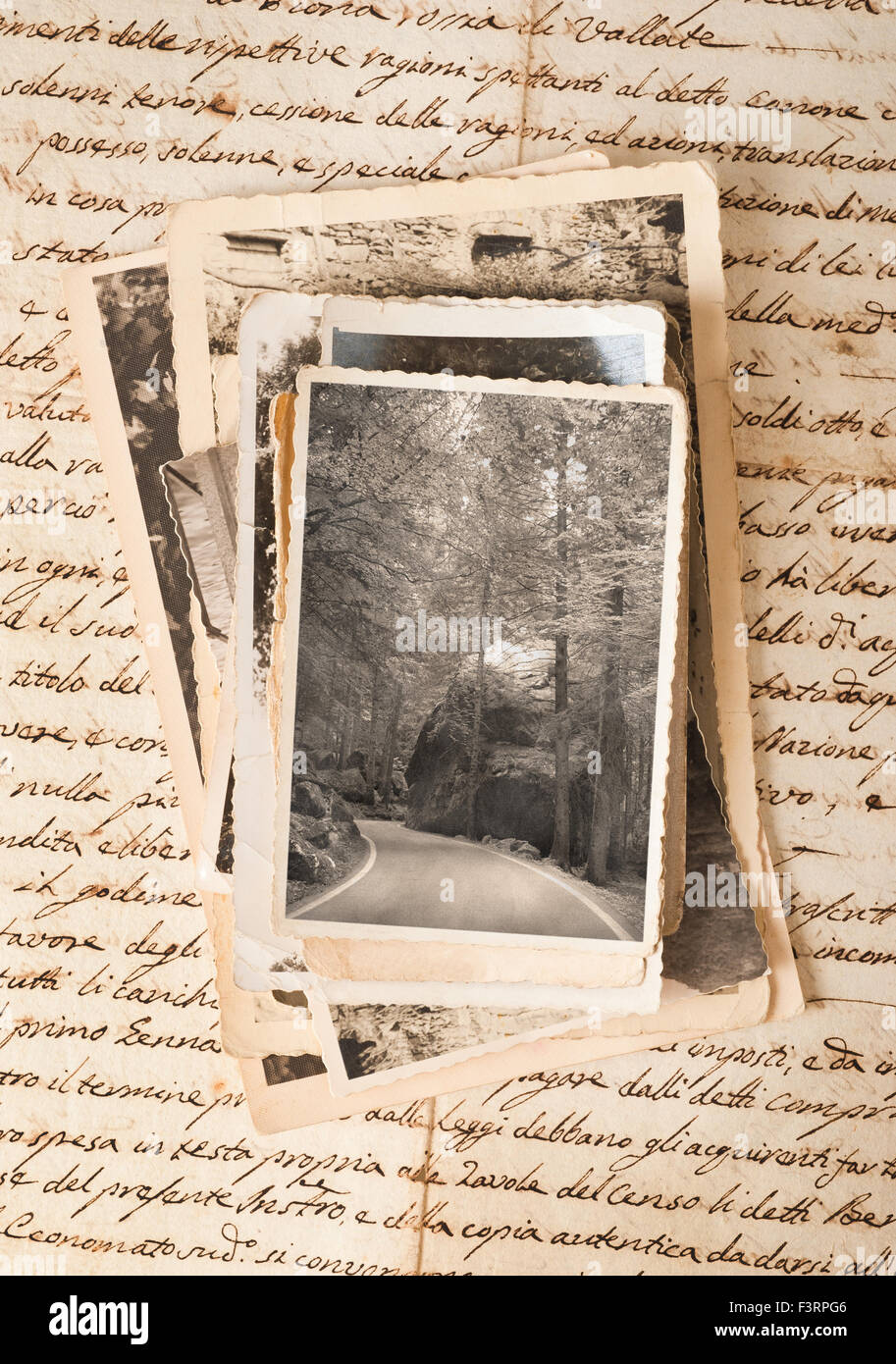 Alter Brief mit alten Fotos Stockfoto