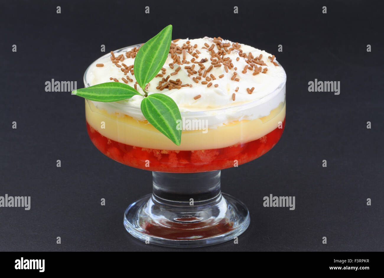 Traditionelles englisches trifle Dessert auf schwarzem Hintergrund mit Textfreiraum Stockfoto