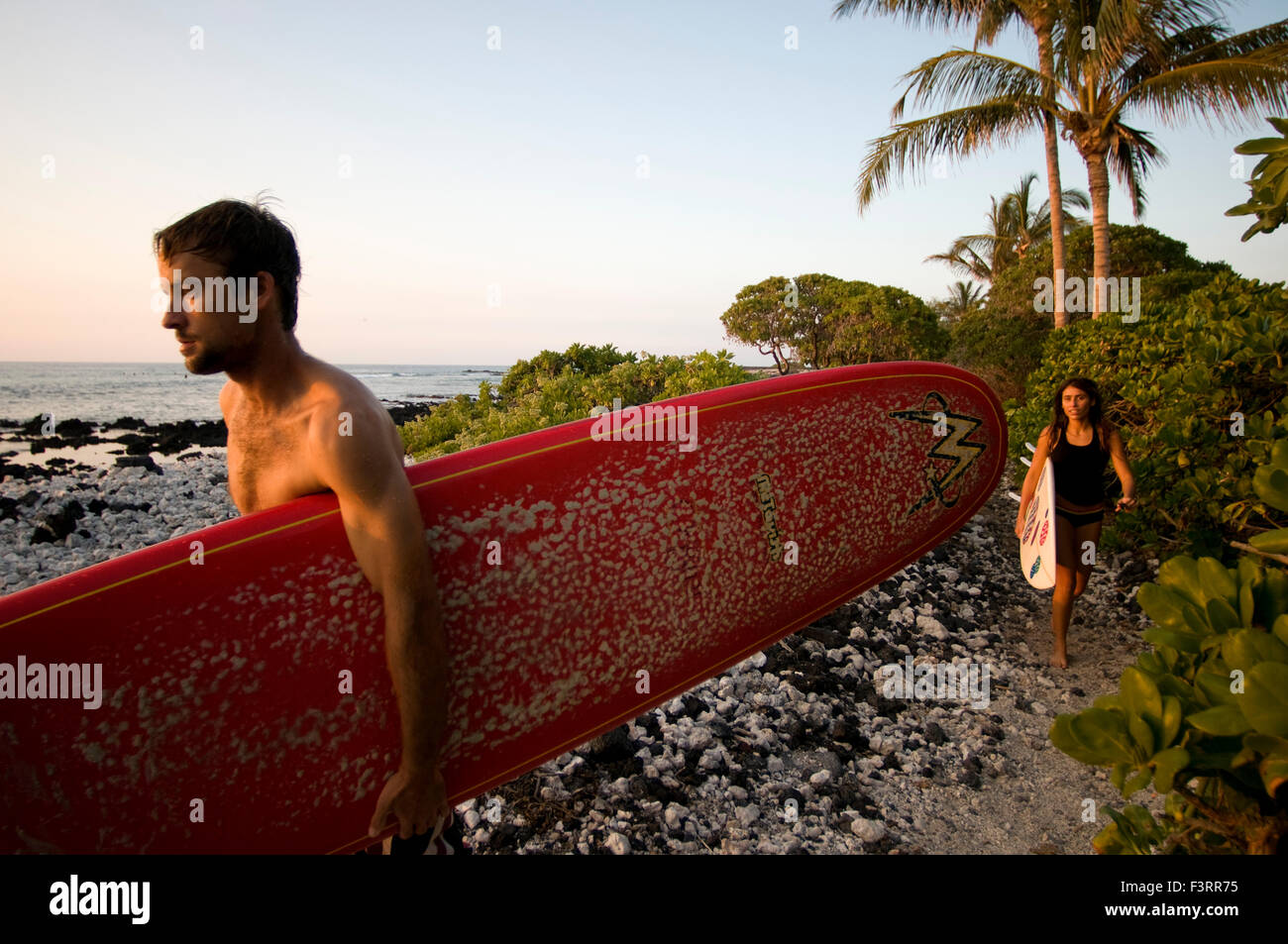 Surfer am Strand in Waikoloa. Big Island. USA. Surfer in der Koralle und Lava Flanke Anaeho'omalu Bay auf Hawaii. Waikoloa Beach Stockfoto