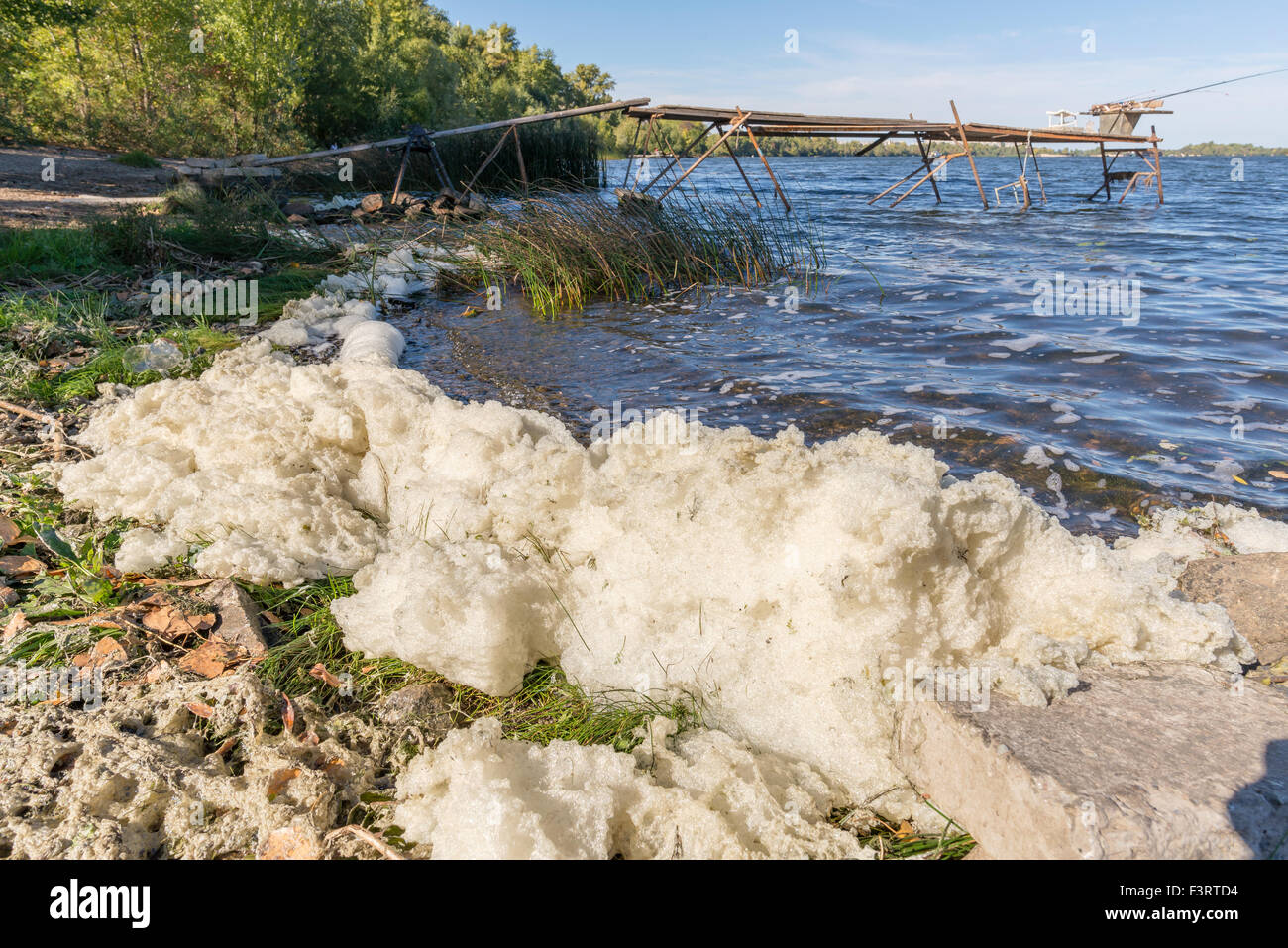 Weißer Schaum Verschmutzung im Fluss Dnepr in Kiew Stockfoto