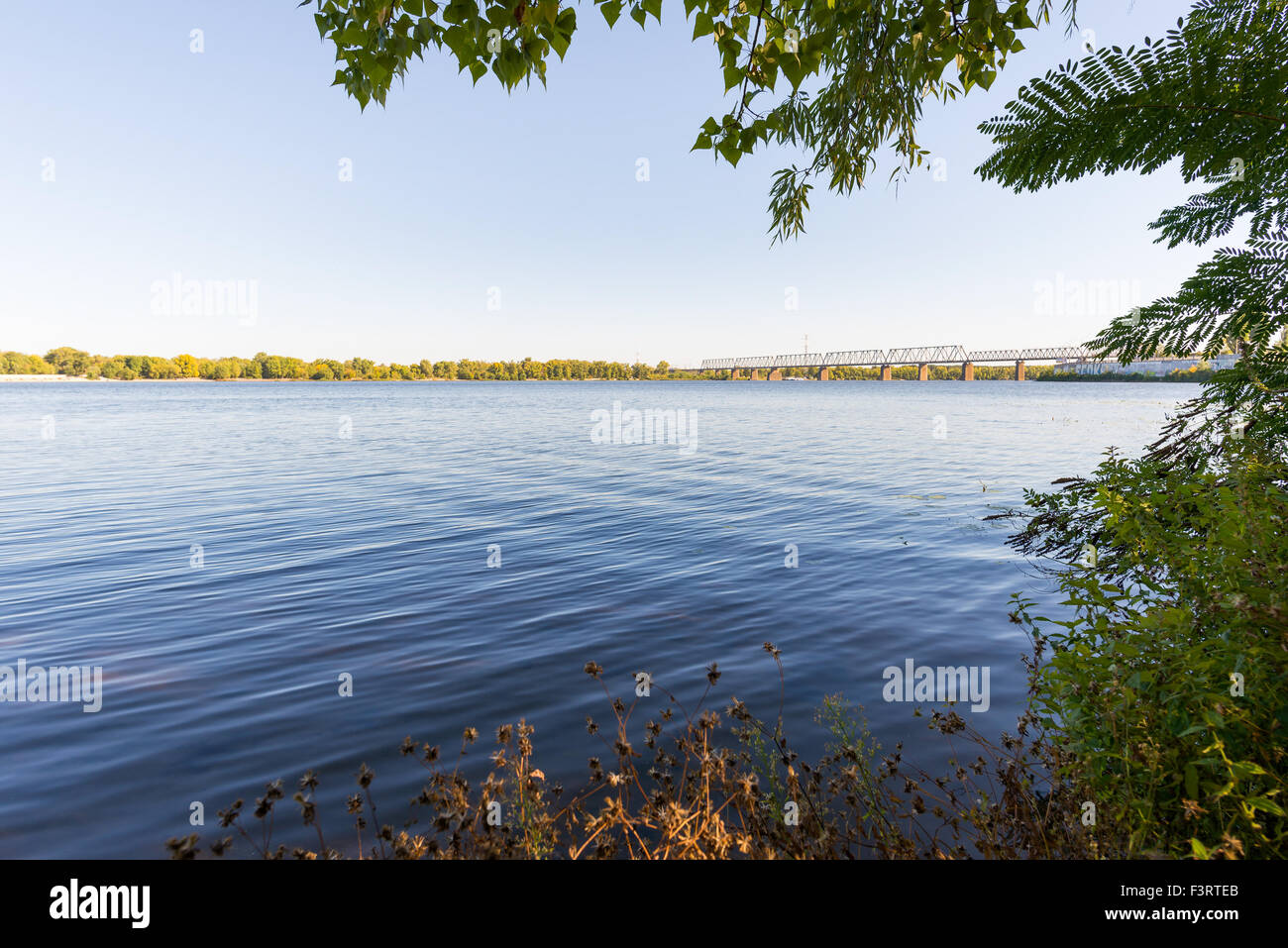 Dnepr und der Kiew Petrovskyi Eisenbahnbrücke. Es wurde 1929 erbaut. Während des großen Vaterländischen Krieges war es ruiniert ein Stockfoto