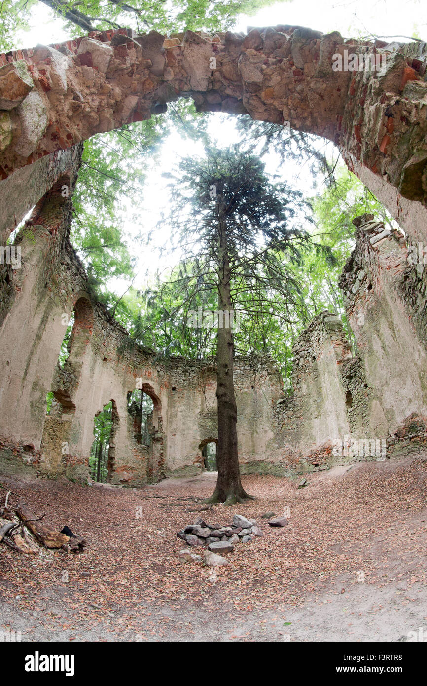Ruinen der die barocke Wallfahrtskapelle von Saint Mary Magdalene auf dem Berg wenig Blanik Stockfoto