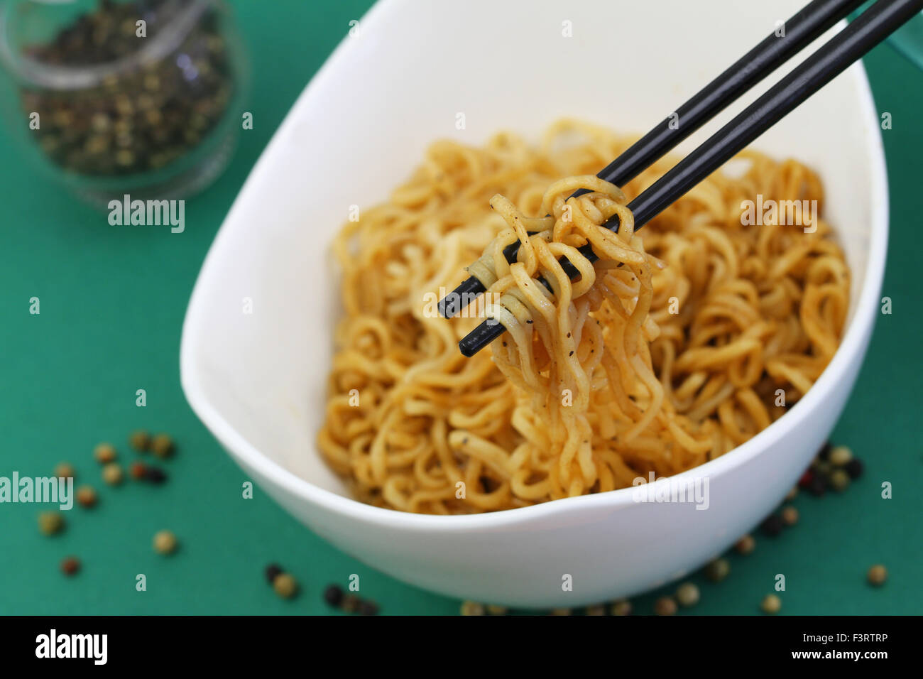 Chinesische Nudeln auf Essstäbchen, Nahaufnahme Stockfoto