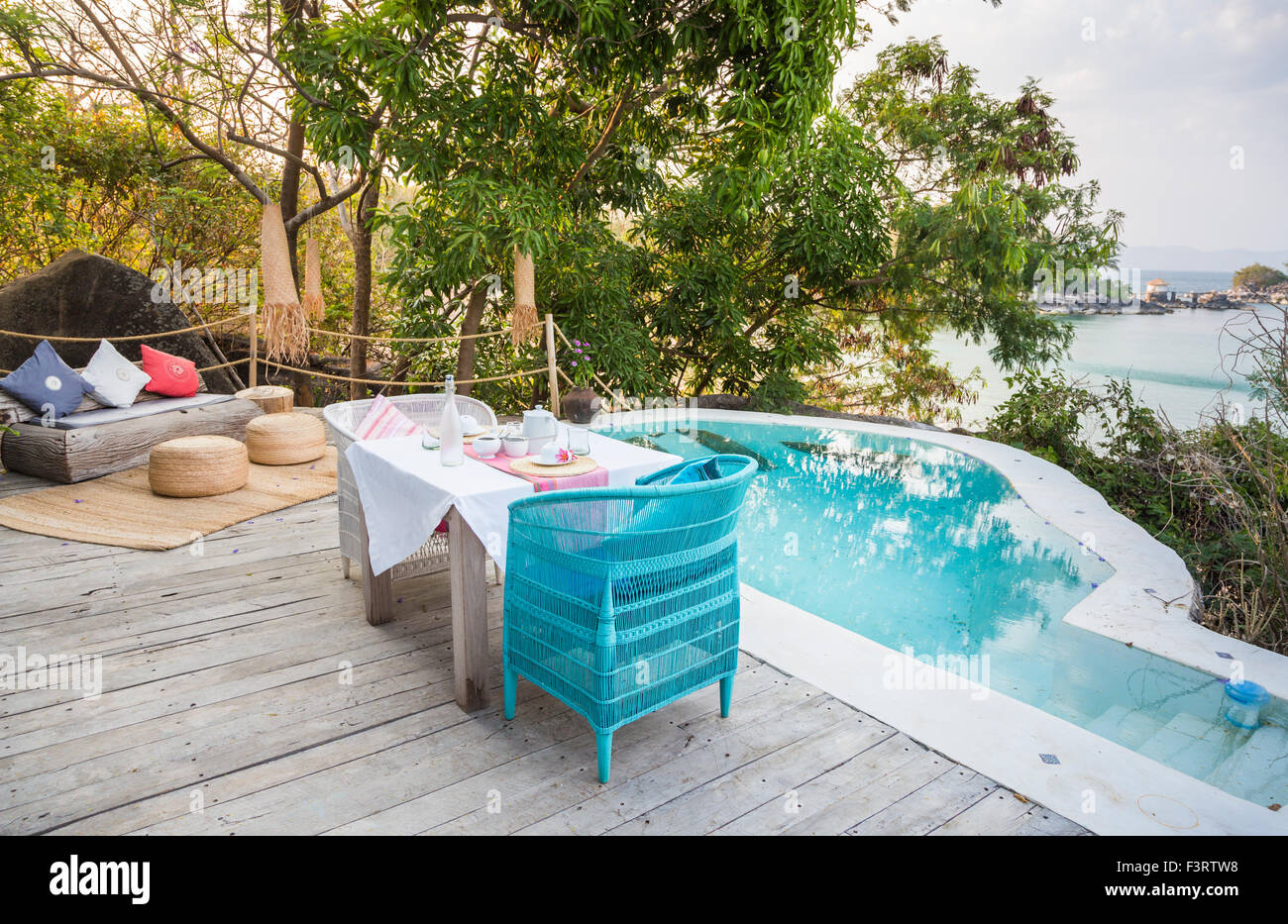 Tisch für das Frühstück auf der Holzterrasse mit Tauchbecken, Kaya Mawa, Likoma Island, Lake Malawi, Malawi, Süd-Ost-Afrika Stockfoto