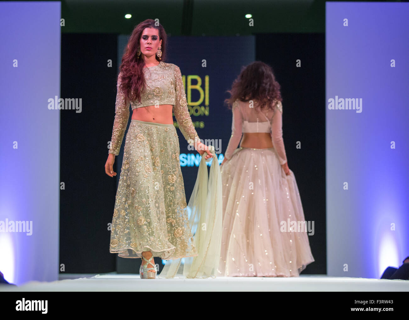 Premiere des ersten India Fashion Week London. Neeha Dupia besucht. Stockfoto