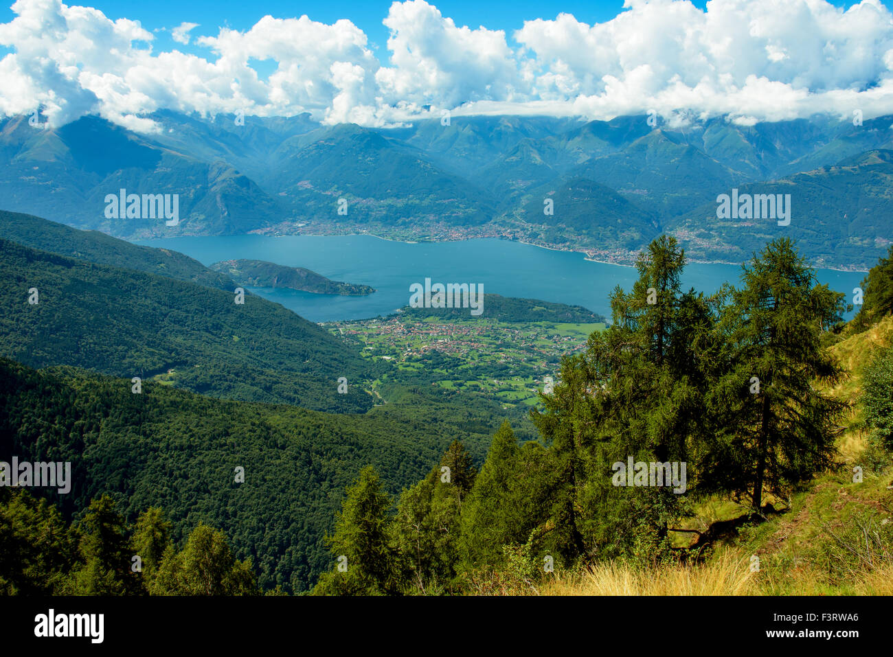 Comer See-Landschaft. Blick auf Berg und See Stockfoto