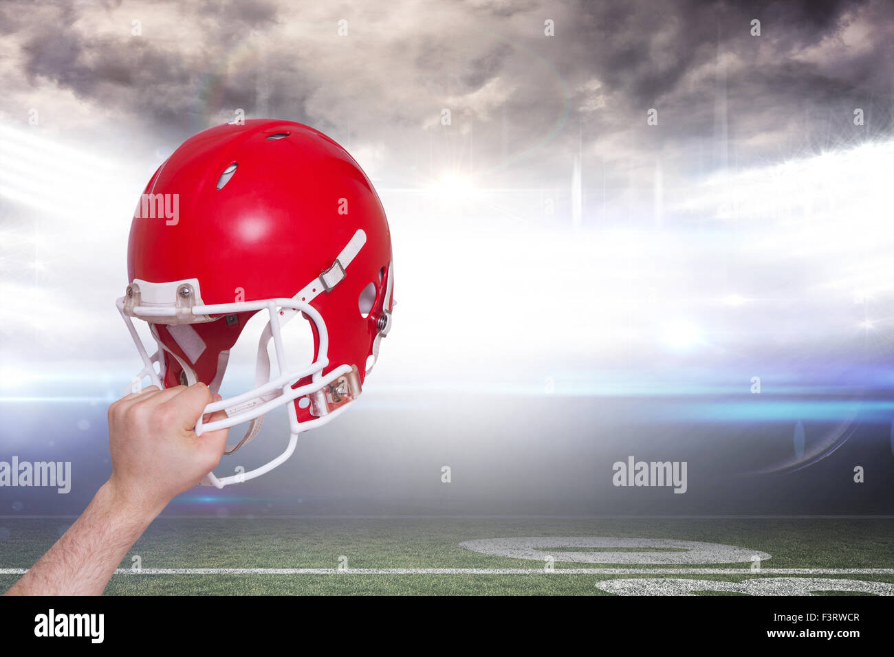 Zusammengesetztes Bild des american Footballspieler übergibt seinen Helm Stockfoto