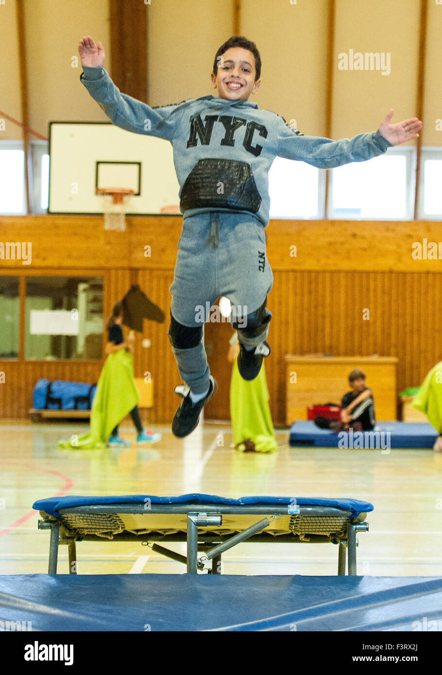 Dahlem Deutschland 12 Oktober 15 10 J Hrige Ahmed Aus Syrien Springt Auf Einem Trampolin Im Internat Marienau In Dahlem Deutschland 12 Oktober 15 Das Internat In Der Landkreis Luneburg Hat Drei Fluchtlinge
