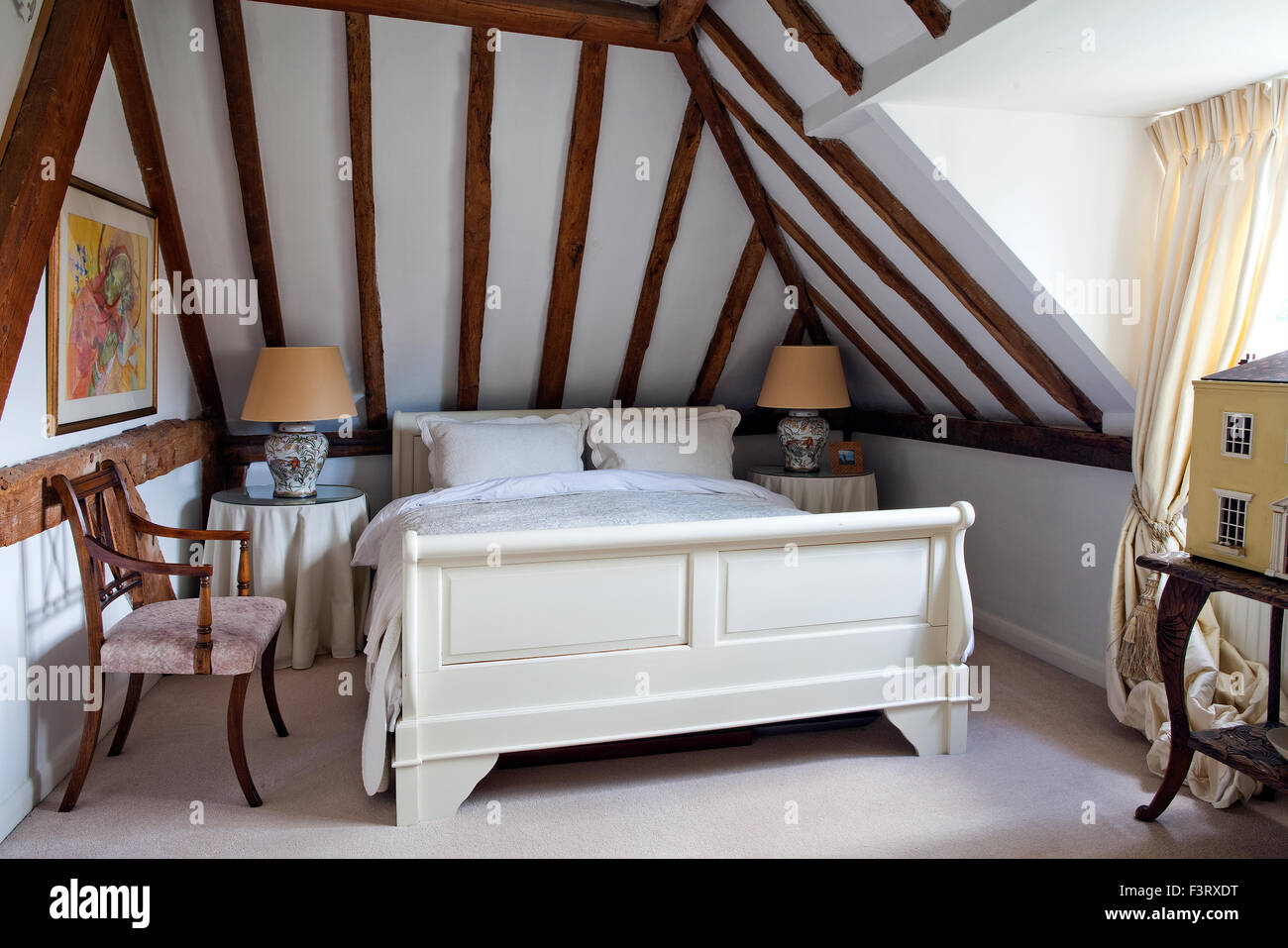 Schlafzimmer mit freiliegenden Holzbalken Stockfoto