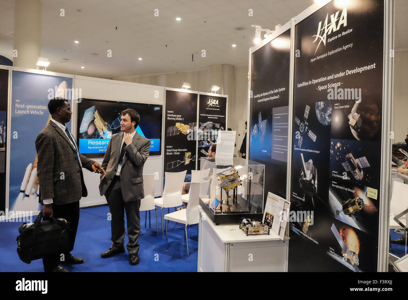 Israel. 12. Oktober 2015. JAXA, der Japan Aerospace Exploration Agency, mans einen Stand auf der International Conference Center in Jerusalem, wie der 66. Internationalen Astronautischen Kongress 2015 öffnet mehr als 2.000 Teilnehmer aus 60 Nationen einschließlich der Leiter der Raumfahrtagenturen und 15 Astronauten zusammenbringt. Bildnachweis: Nir Alon/Alamy Live-Nachrichten Stockfoto
